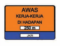 🔵 KERJA PEMBINAAN DI HADAPAN

Isyarat ini ditempatkan terlebih dahulu untuk memberi amaran kepada pemandu tentang kawasan pembinaan di hadapan.
Isyarat ini akan diletakkan antara 250m hingga 2000m di hadapan, bergantung pada kelajuan dan jenis jalan.