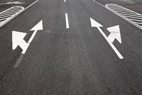 Anak panah di permukaan jalan.