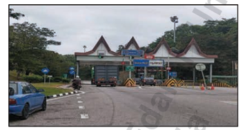 Perlahan­kan kenderaan dan pastikan berada di lorong yang betul apabila menghampiri plaza tol. Amalkan rutin selamat (CITO) walaupun kenderaan lain kelihatan bergerak perlahan.